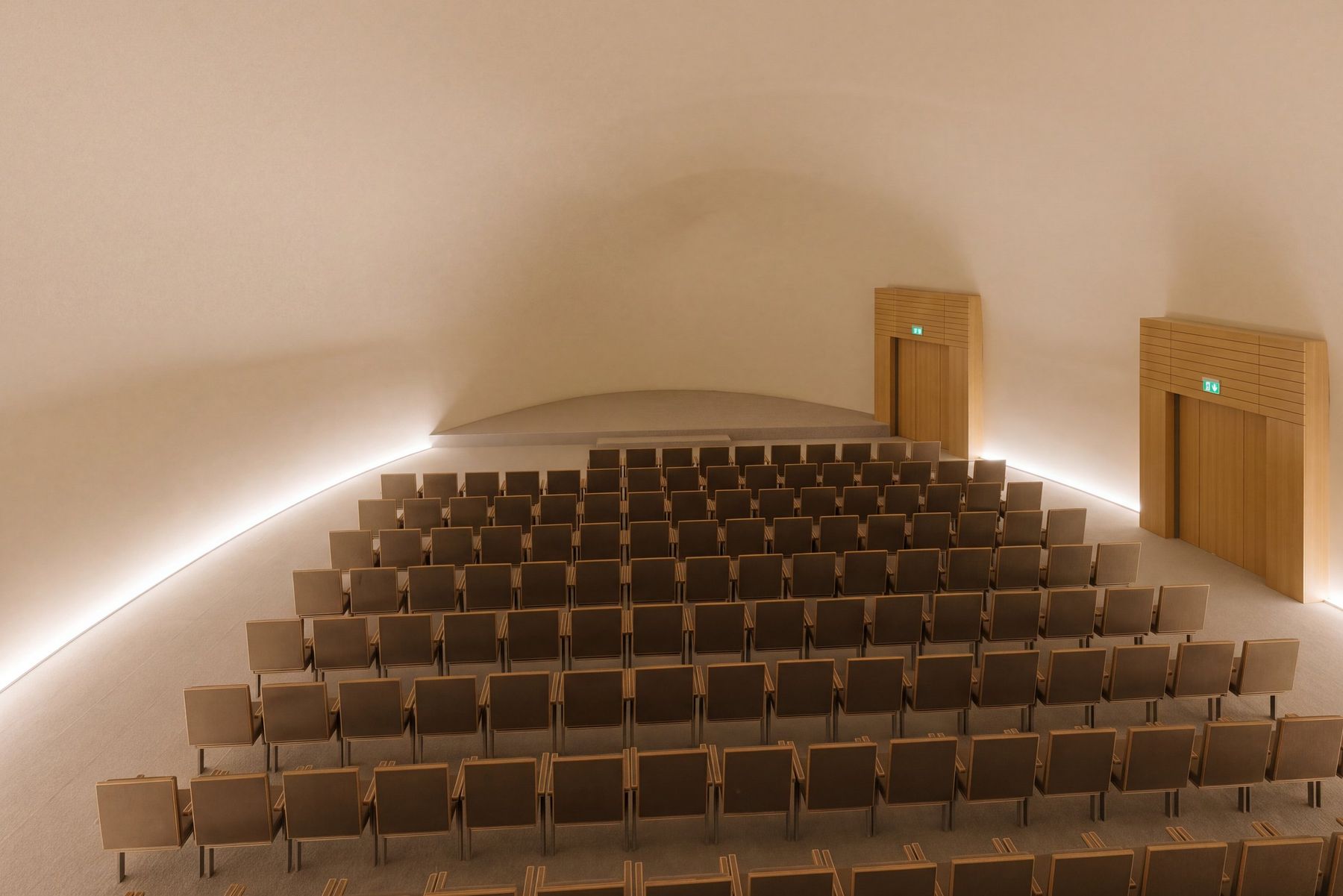 Vista 3D del salón terminado: patio de butacas bajo el ovoide acústico, con la luz rasante de la escocia. Render del modelo con acabado asistido por IA.